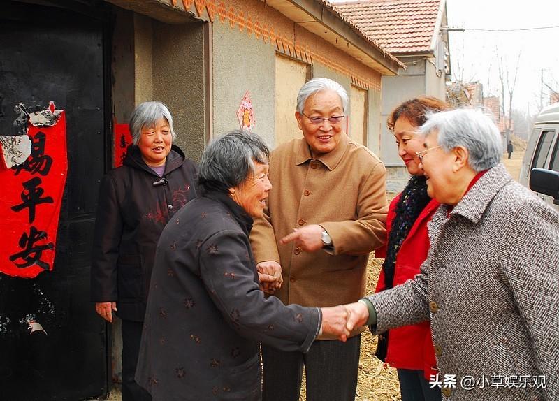 但说邻里情死了，我不信。宁波有个阿姨，在药盒上画太阳月亮，跟邻居结伴看病，一走就