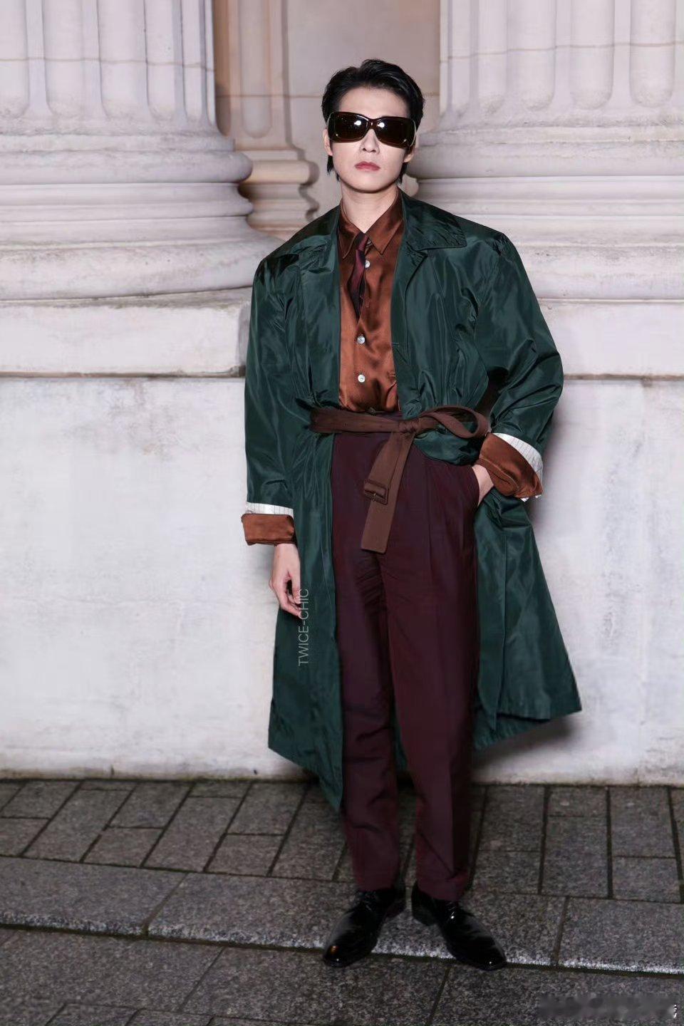 男神美貌引燃法兰西、、、魏大勋巴黎时装周造型也太酷了 