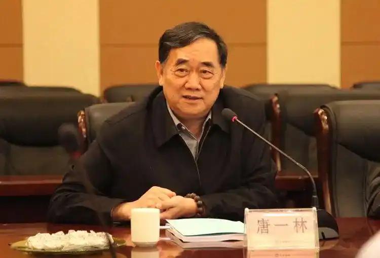 谁能想到，农民烧火都嫌烟大的玉米芯，竟成了AI芯片产业链上的关键原料？山东章丘的