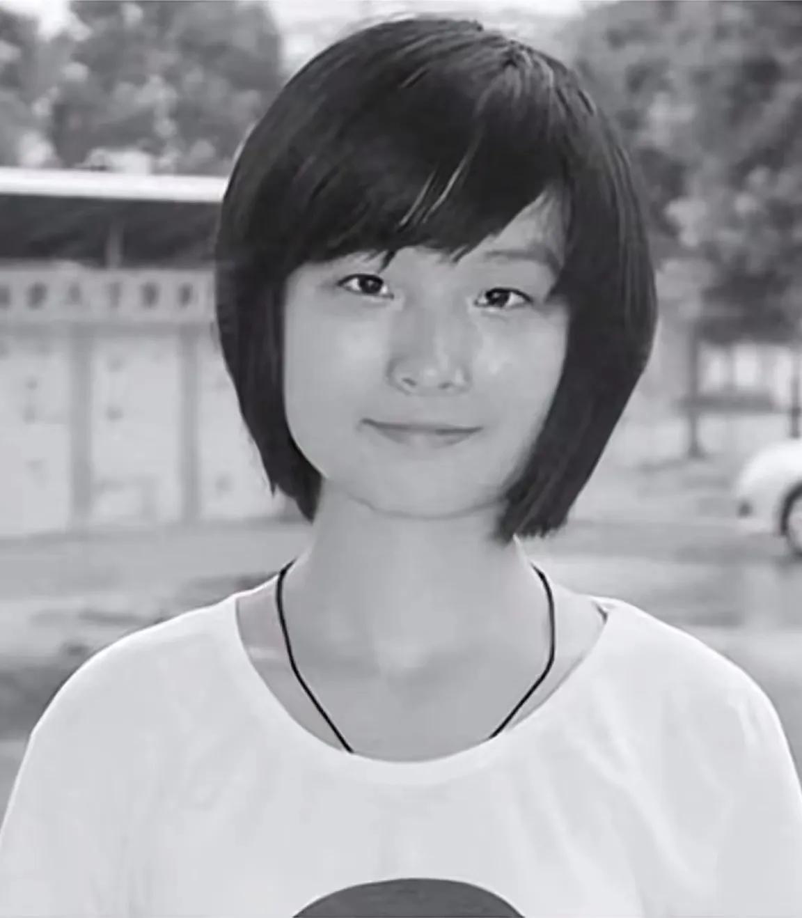 1999年湖北687分文科女状元戴柳，被父亲偷改志愿错失北大，戴柳下定决心从此在