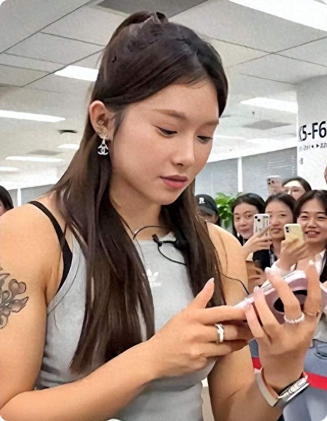 线下见了吴艳妮，真人壮的像一头小蛮牛，颠覆精修图印象
