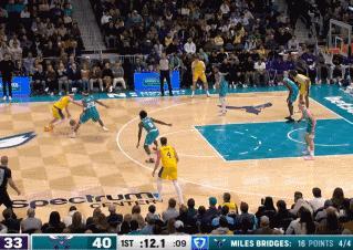 铁树开花！湖人“希望”之星轰进首节压哨三分
北京时间11月11日，湖人与黄蜂的比