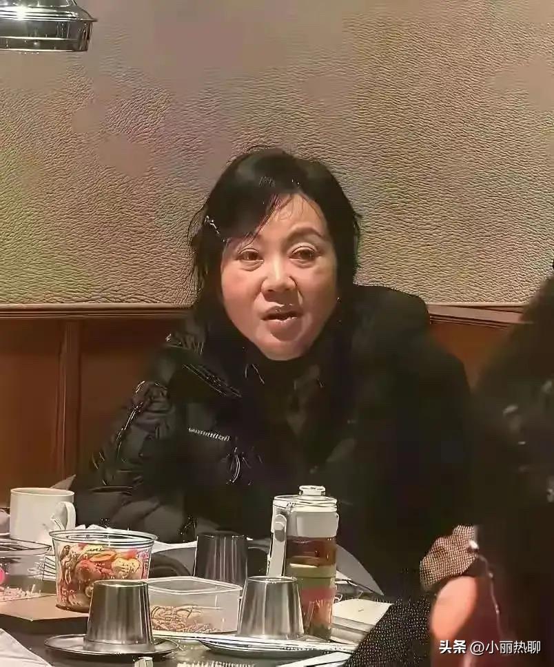 时间最公平，岁月饶过谁？
人见人爱，花见花开的佟掌柜也已经风采不再了。
佟掌柜现