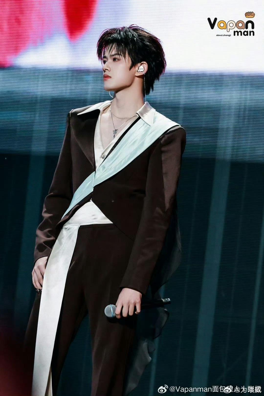 张极丝绸西装完全是daddy级别  被张极的丝绸西装造型狠狠拿捏！丝缎面料自带高