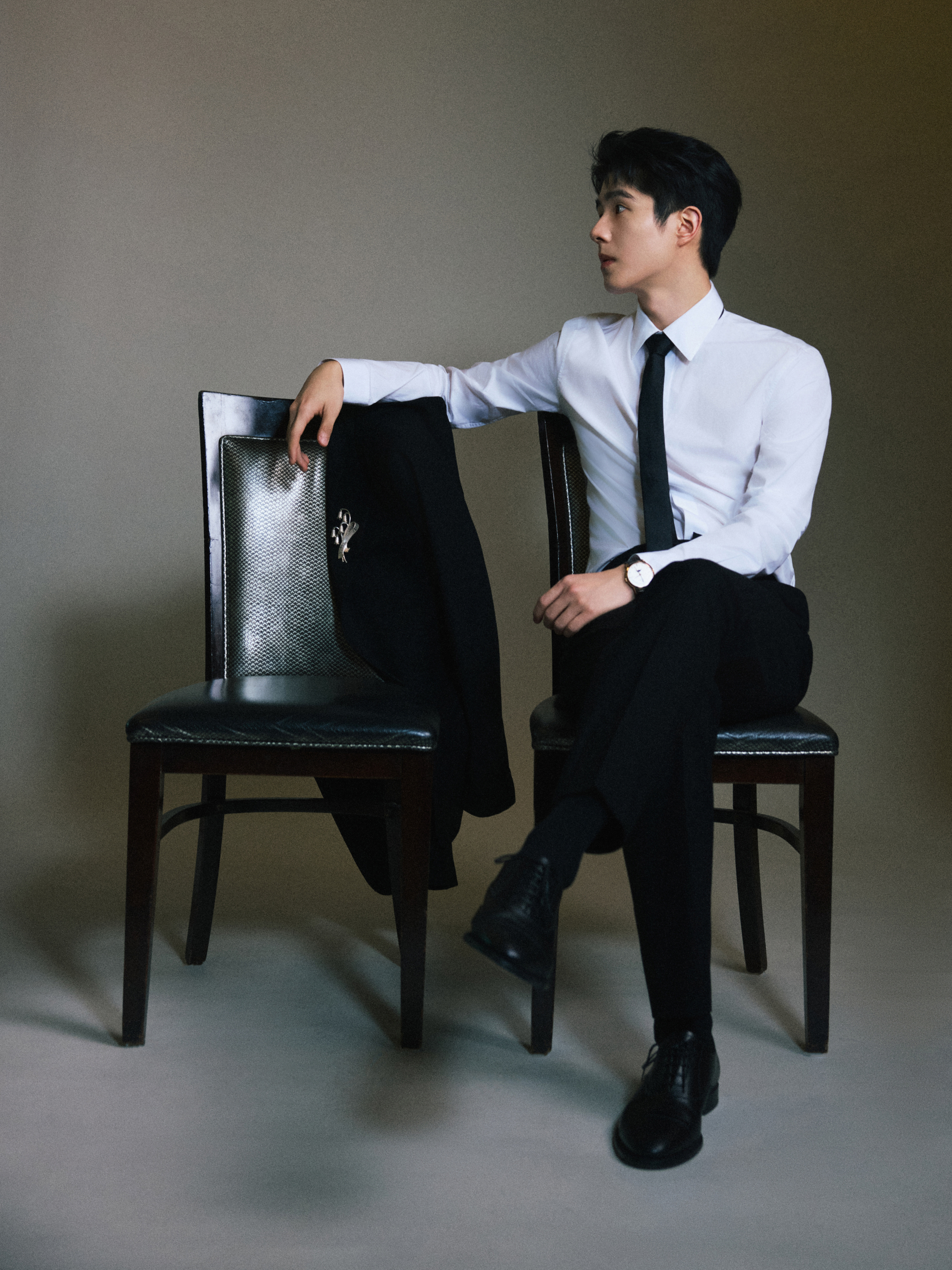 作为 亚洲电影大奖 AFA 新世代奖获得者即将出席今晚颁奖典礼的刘昊然以一身 D