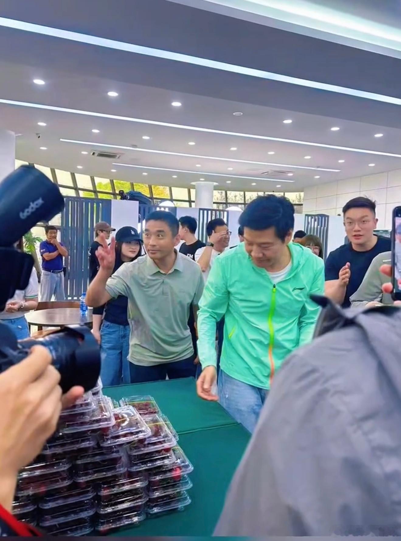 雷军回应给工程师发车厘子所以大家喜欢小米真的是有原因的，在他的身上，你不到千亿总