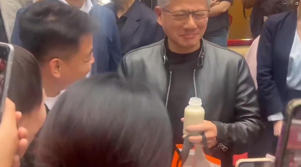 特朗普走了，黄仁勋还留在北京当“吃播”。一个下午从南锣鼓巷杀到什刹海，遍尝老北京