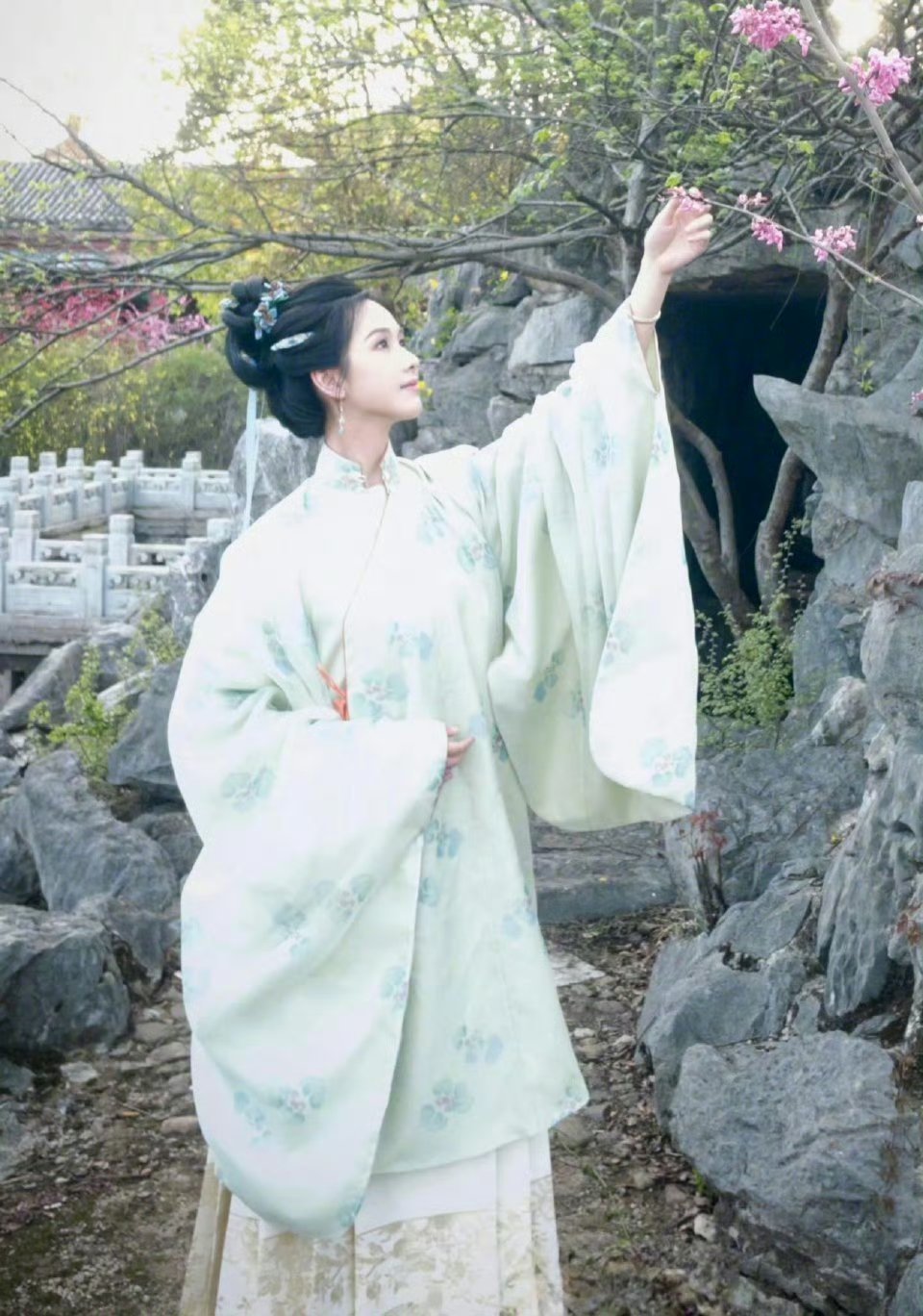 锦月令这部剧造型好像陈都灵的雁回时，这剧是什么造型火就直接复制是吗 ​​​