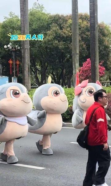 一年一度的中山万人行来了
📍中山 兴中道
阴天不热也不会冷中山慈善万人行 文化