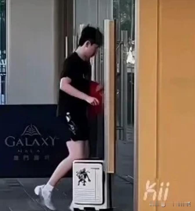 嘿😎，咱大头今天可早下训了呢。
一身黑的训练服，那叫一个酷😏。
红色队服拿手