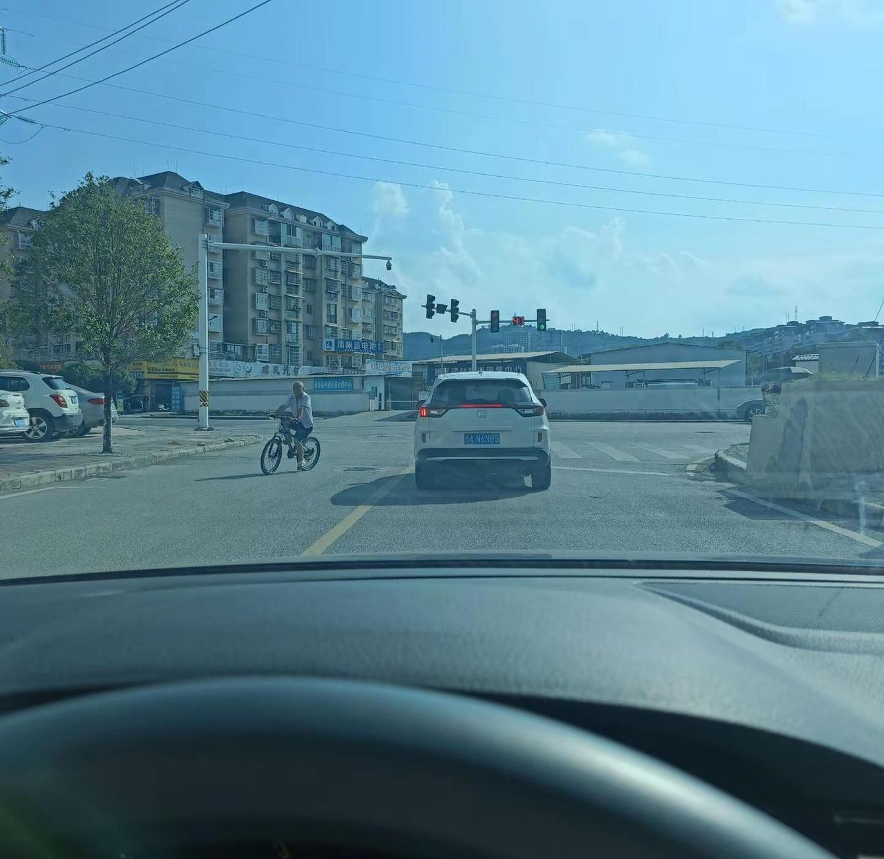 女人一定要知道，方向盘永远比男人靠谱，油门原比承诺更安稳， 任凭风雨来袭，坐在自