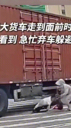 天热骑动车防晒真的要注意，别为了防晒把自己置于危险之中
广东有一位妈妈骑电动车带