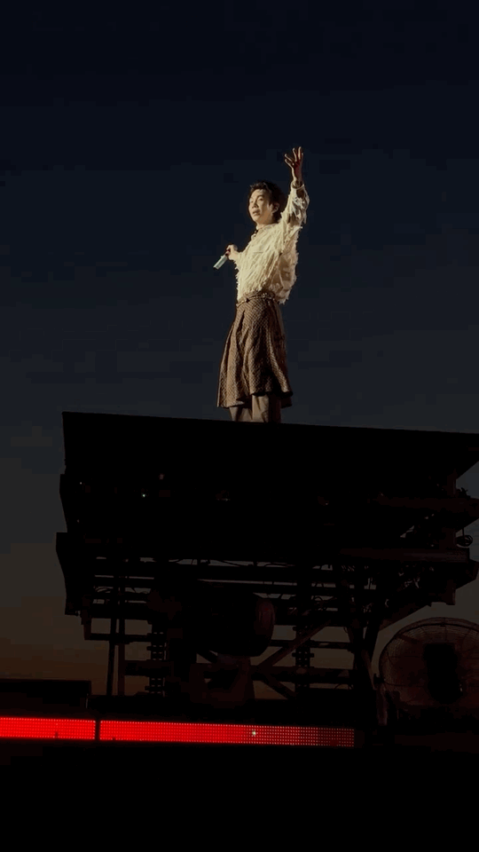 白举纲演唱现场惊现火烧云 霞光漫过舞台顶时，白举纲的歌声正飘向云端。火烧云像打翻