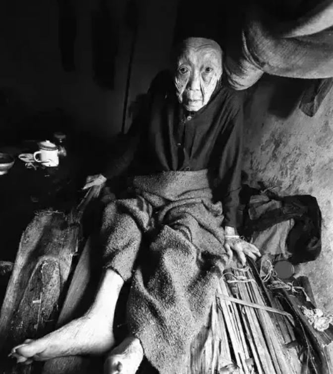 1941年，李美英正在田间锄草，突然被日军围住。就在她绝望之际，日军军官竟然命令