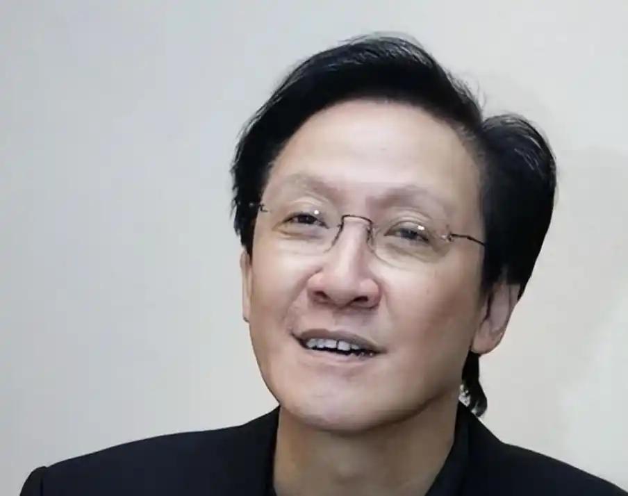 惹向华强能活，惹向华胜必死，这是港圈无人不知、无人不认可的铁律。
在九龙皇帝向前