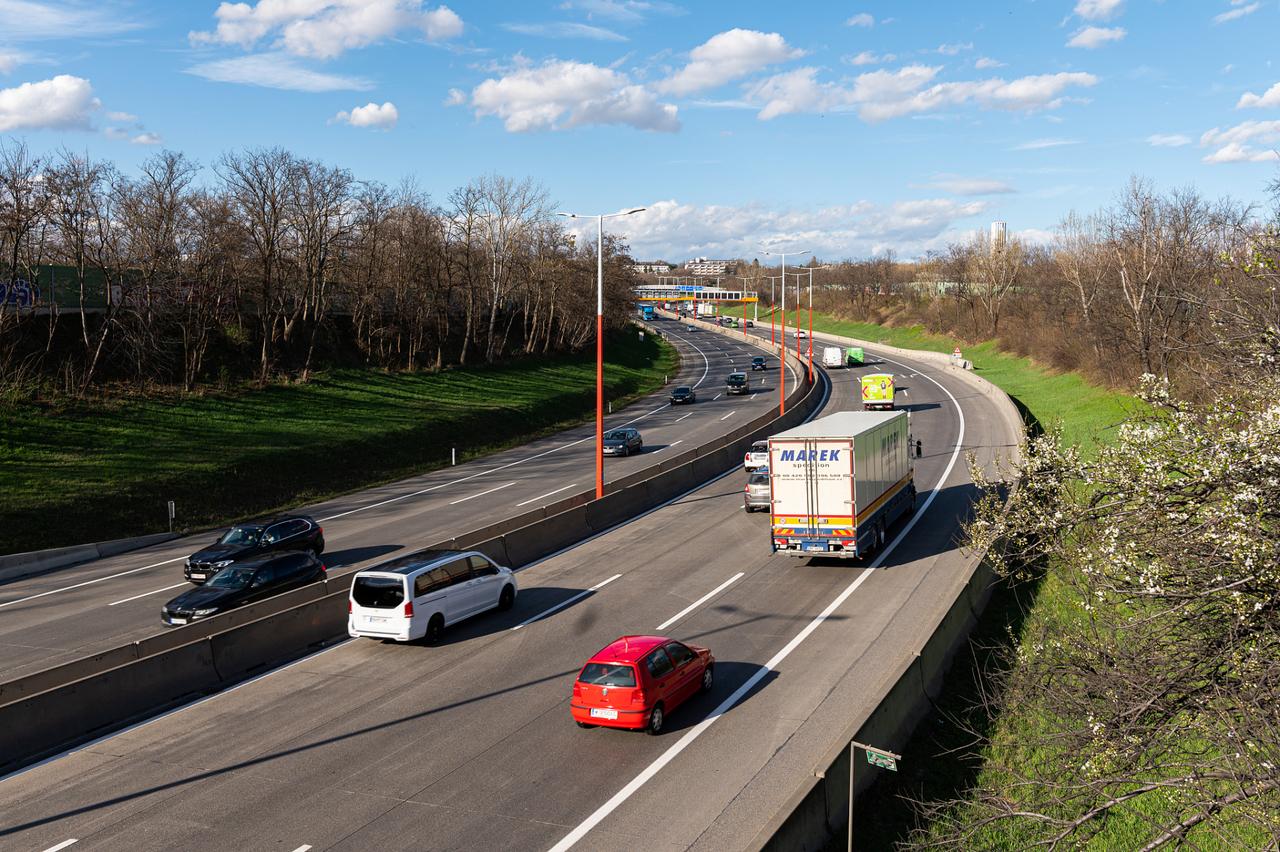 14亿中国人养不起高速？8年亏空6万亿，美国高速免费却能盈利。美国的高速随便上，