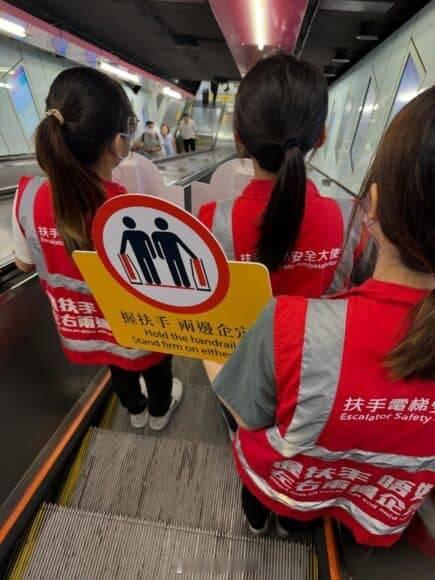 香港地铁最近又狂推扶手电梯“两边企稳”。记得多年前推过，不成功说明香港还是体面人