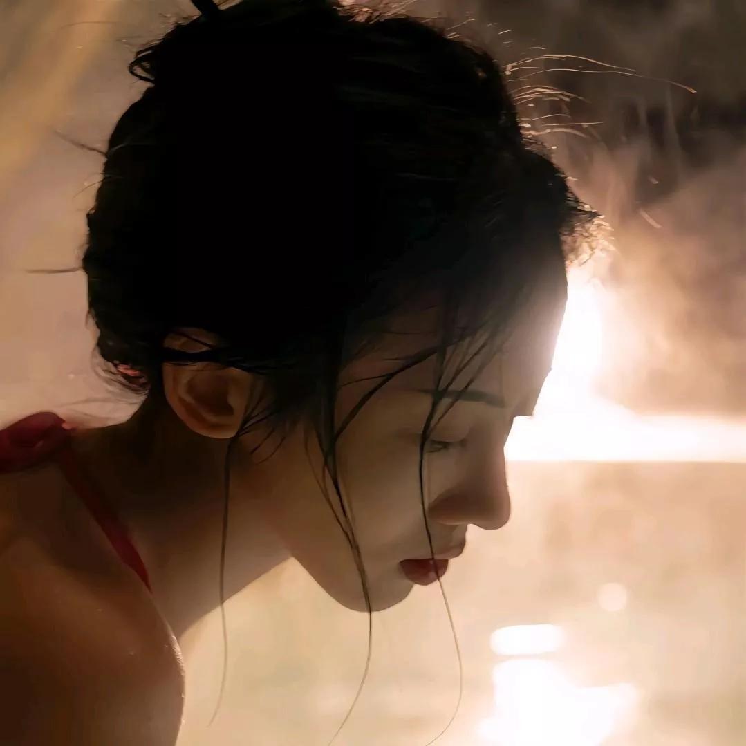 在清晨的薄雾中，静静地感受自然的美好自然清新的早晨 清晨的一抹阳光 自然漫步时光