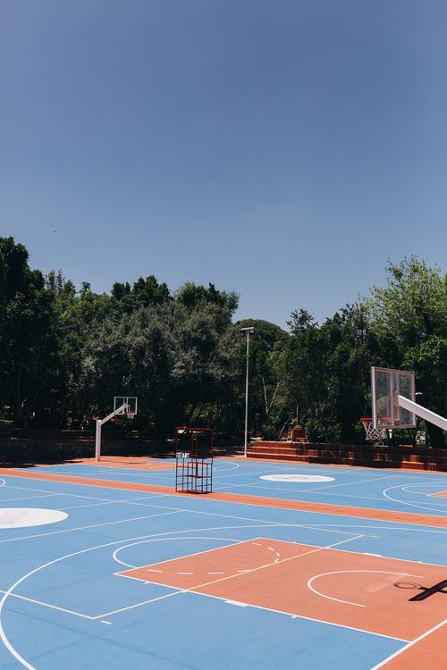 近日，遵化市南二环与西二环街角新建塑胶篮球场正式投用。场地标准、设施齐全，配篮球