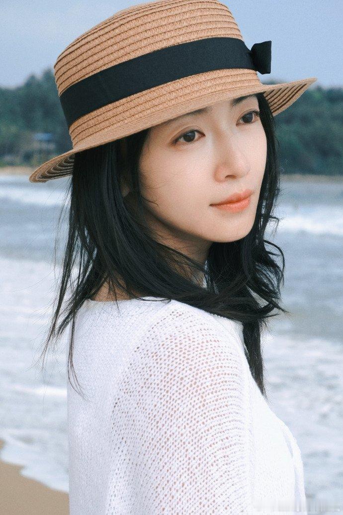 吴谨言同款座驾领克20开启预订 锋芒留给角色，松弛留给自己。吴谨言把坚韧注入表演