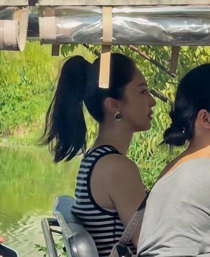 没想到，节目外的董璇反而惊呆我了都说明星上节目会美颜，所以看起来白的通透，状态超