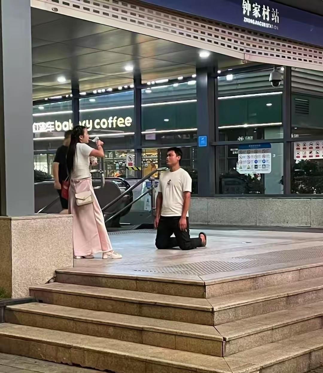 这女的何德何能，能让一个男的甘愿下跪哀求？
人家也一脸不屑，喝着牛奶。
我想说，