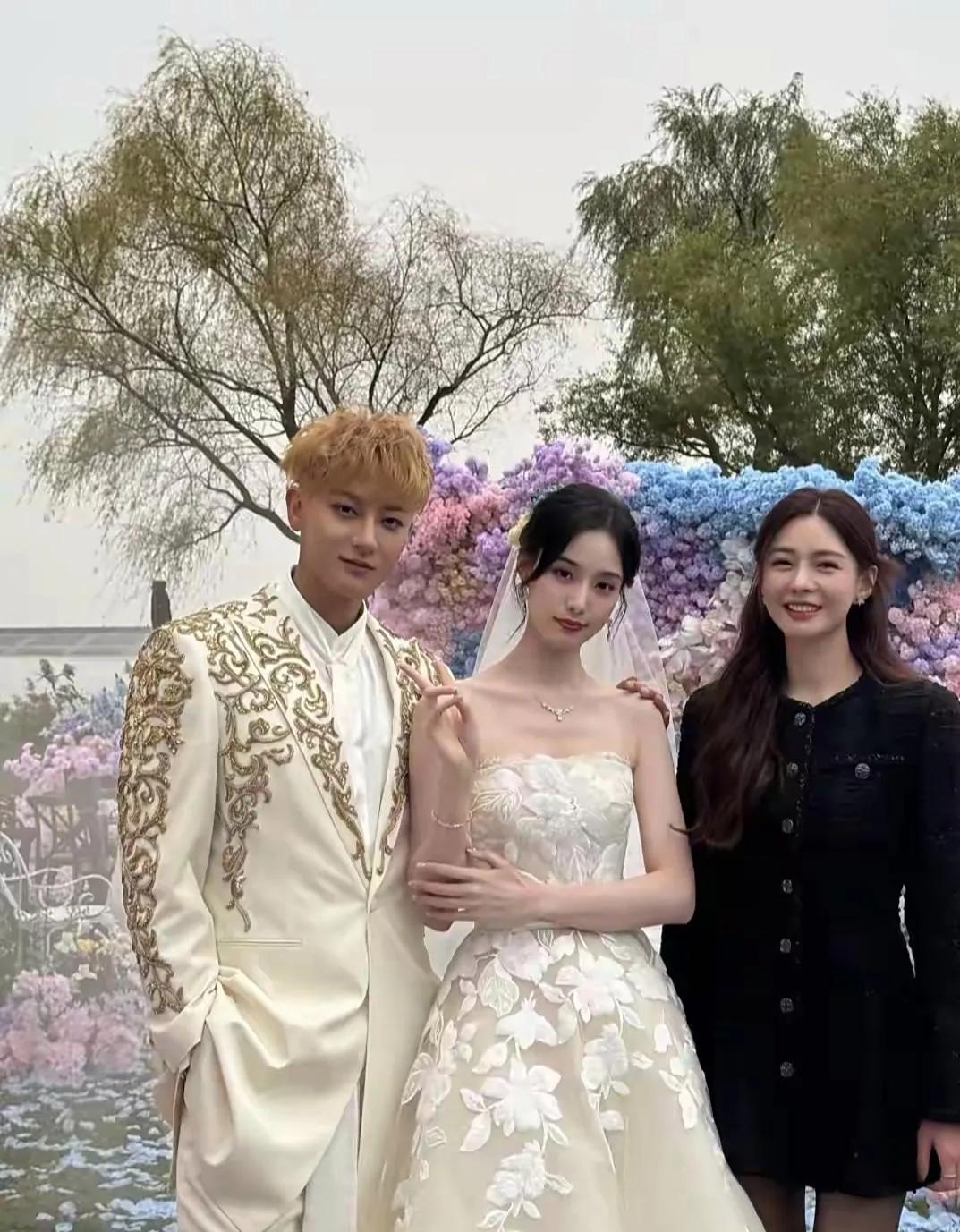 黄子韬徐艺洋婚礼星光璀璨，沈梦辰黑裙亮相惊艳全场
 
黄子韬与徐艺洋的婚礼现场众
