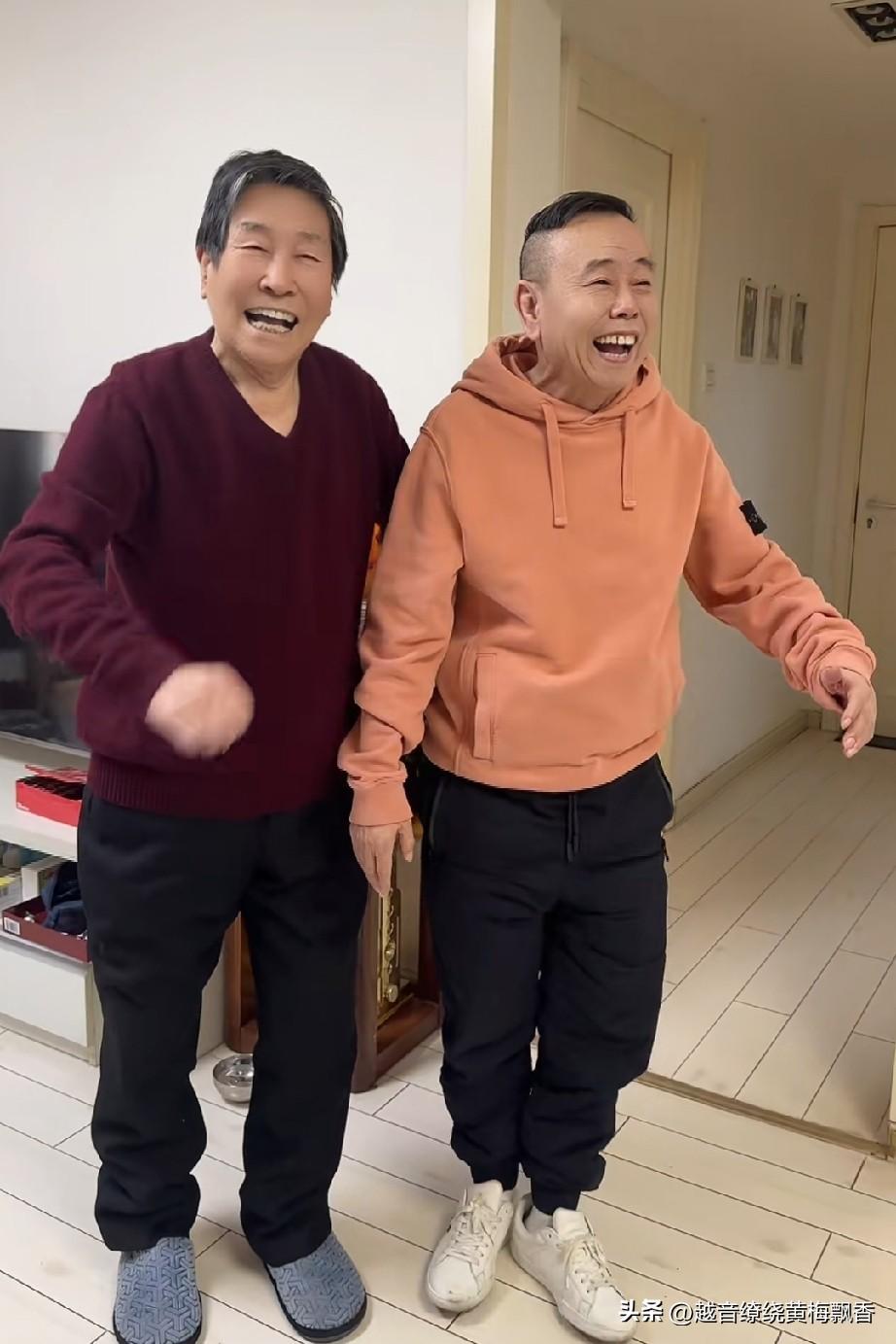 乍一看，还以为潘长江正和一位老妇人一同唱评剧呢，实际上是和他93岁的老父亲合作。