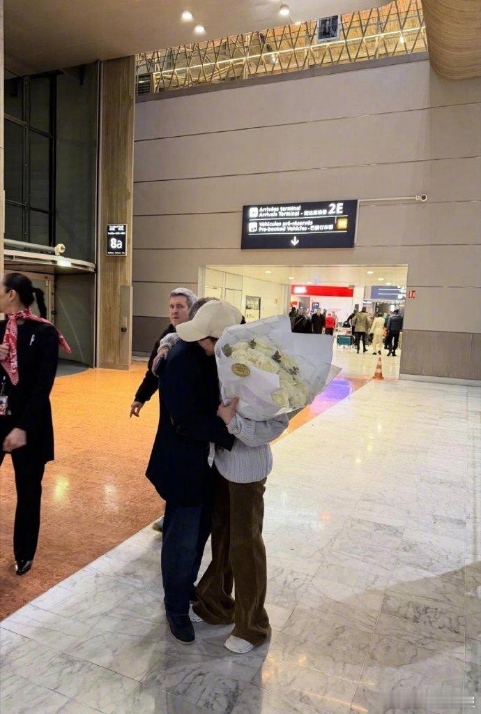 杨紫琼和老公机场拥吻 杨紫琼和老公在机场大方拥吻，低调又浪漫，多年感情依旧甜蜜如