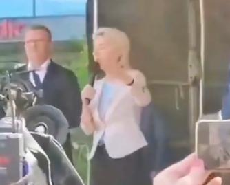 大型翻车现场，欧盟委员会主席冯德莱恩在芬兰遇到了一名抗议者
 
当时冯德莱恩正在