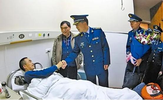 1988年，歼-6飞行员坠入深山后重伤昏迷，幸被江西农民所救，27年后，农民妻子