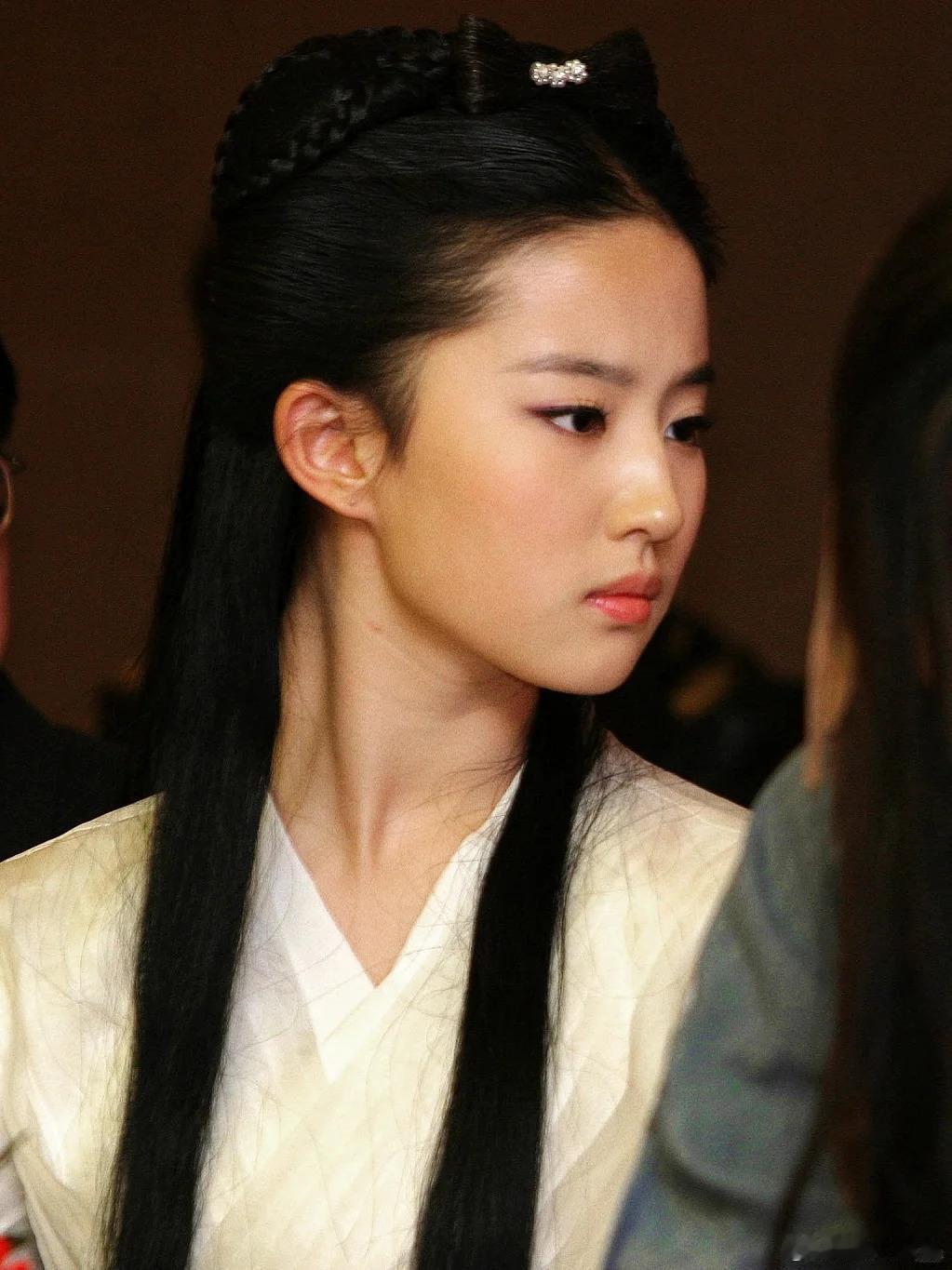 2005年，18岁的刘亦菲饰演小龙女，满脸胶原感嫩得能掐出水，清冷又灵动的模样，
