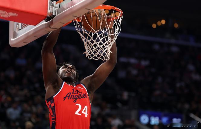 12月16日讯 NBA常规赛，快船半场48-56落后灰熊。上半场，快船球员科比·