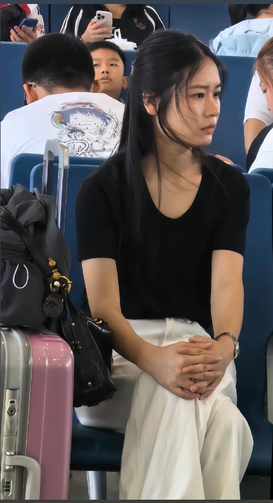 项上没有项链，手指没有戒指，头

发没有染发，指甲也没有美甲，一

身简单的妆容