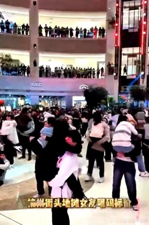 【陈先义：花钱买温情的低俗交易只会销蚀一座城市风骨】        某市街头有如