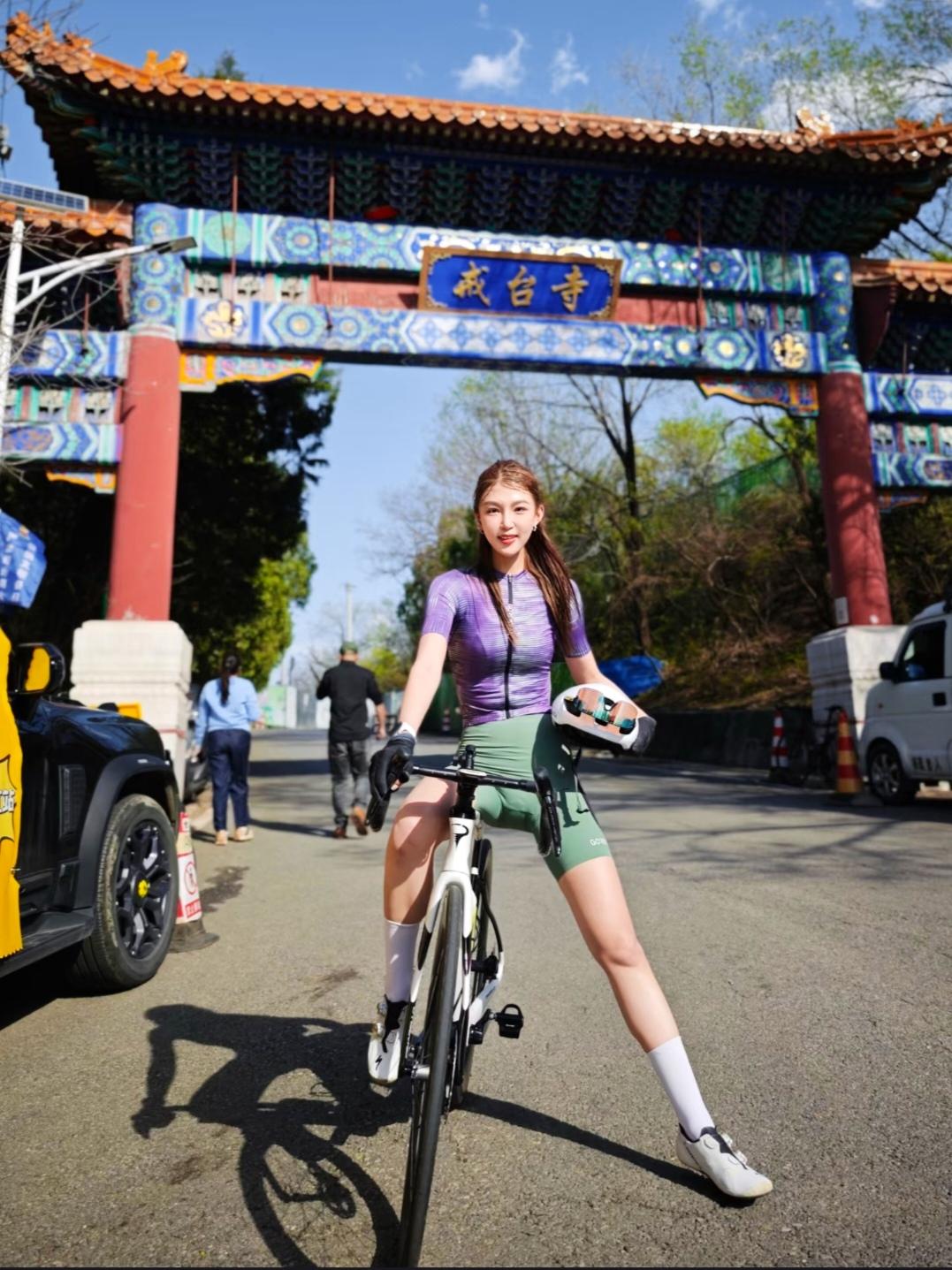 坐落在北京马鞍山的戒台寺可不简单
三大奇松
五百罗汉堂、牡丹院和无梁殿
都是奇观