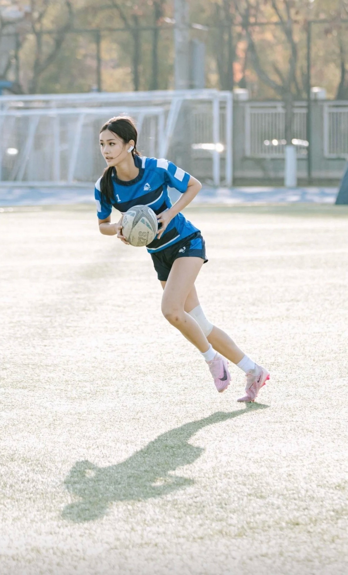 考拉cayla打橄榄球的照片 