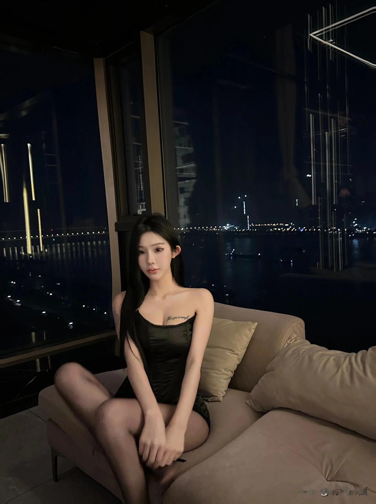 夜深红妆坐，月明玉镜台。#红颜美女风彩# #分享绝世佳人照# #分享绝美佳人照#