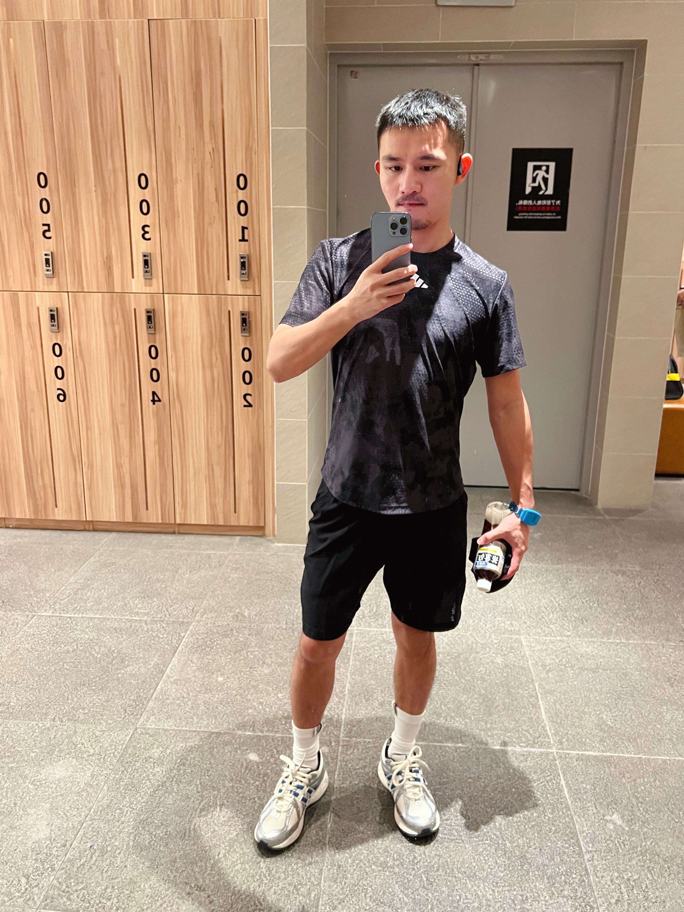 周末健身房的人好少啊……周末都在宿醉吗？[笑cry]网球服健身也不错，对吧？[喵