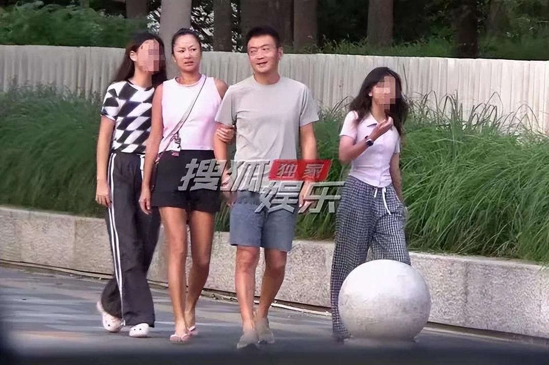 瞿颖一家四口被拍，素颜悠闲安逸，和机长男友挽臂搭肩感情好 