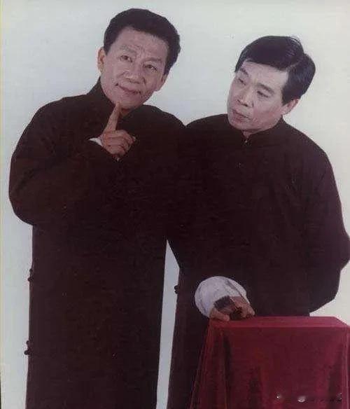 相声演员，石富宽说，我和侯耀文是从1965年开始的，那一年我俩进入铁路文工团，成