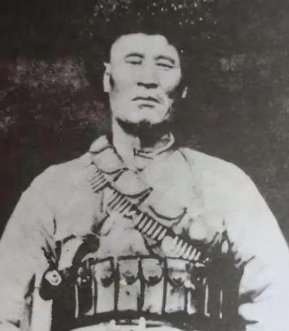 1949年12月，解放军在追击马家军残匪时，司号兵杨忠孝打死了一个穿着与众不同的