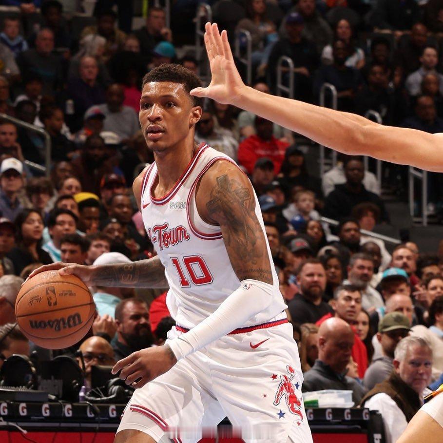 小贾今天再次表现出色，9投6中得到15分，并抢下7个篮板。三分球3投2中，二月份