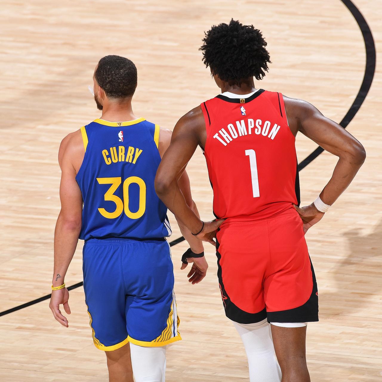 勇士队的超级巨星库里，下一场比赛是出战成疑的状态。他有可能复出，但是也有可能继续