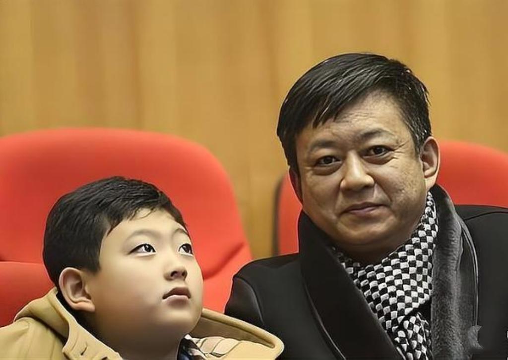 朱军童年困苦却温馨，父亲演出夜宵的馒头总留给他，母亲严教不捡他人之物。父母离世成