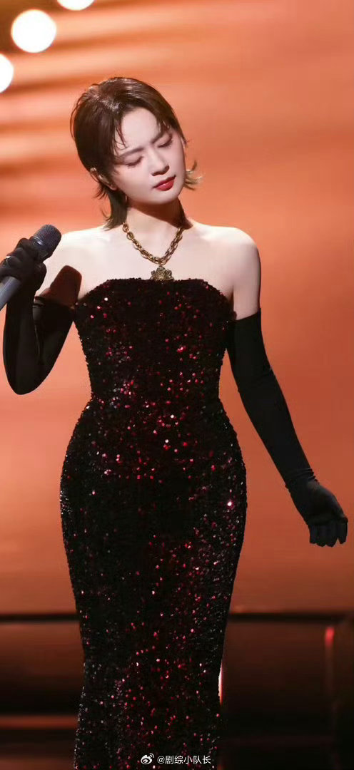 分不清哪个是真的周笔畅 看完这个视频，我陷入了沉思：刚才看到的到底是周笔畅还是周