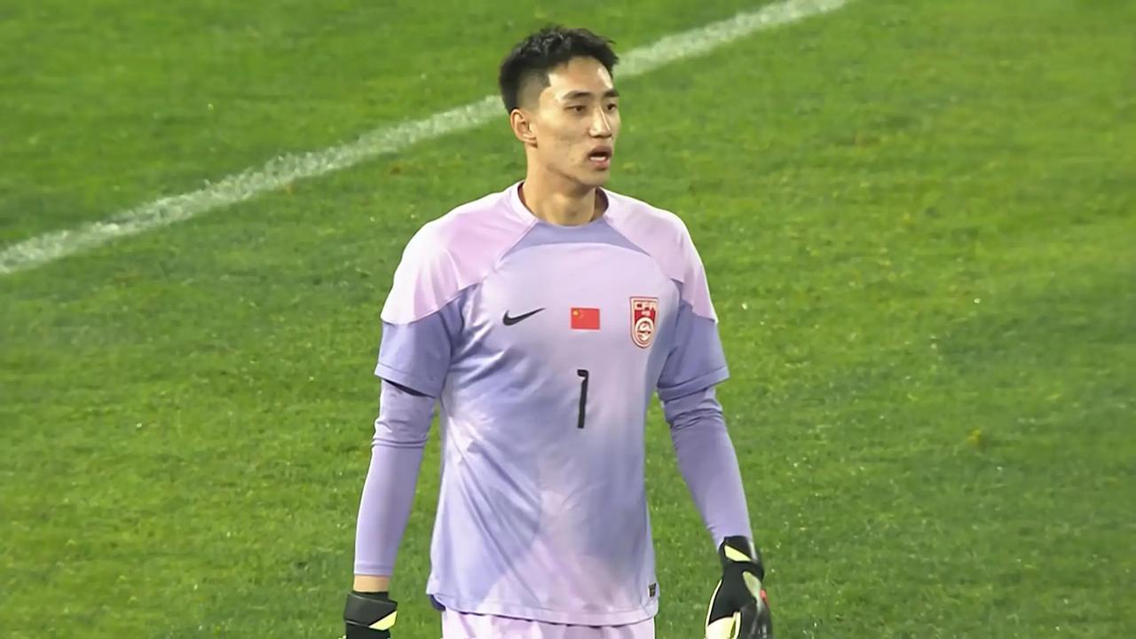 中国U23替补门将于金永真是比不上李昊啊！
他出击时犹豫，差一点让泰国队形成了单