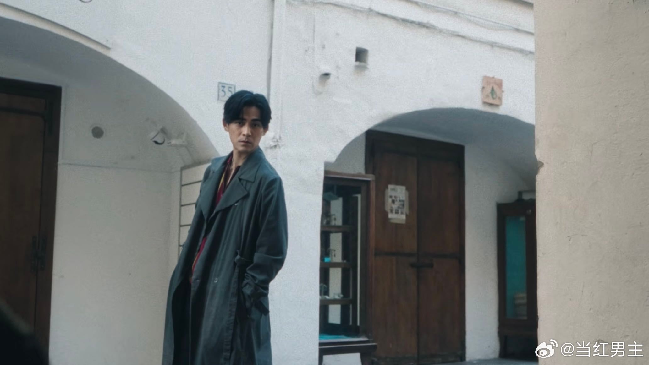 周渝民出MV了 终于蹲到周渝民发 MV 啦🥳多年过去依旧帅气逼人，眼神温柔有力