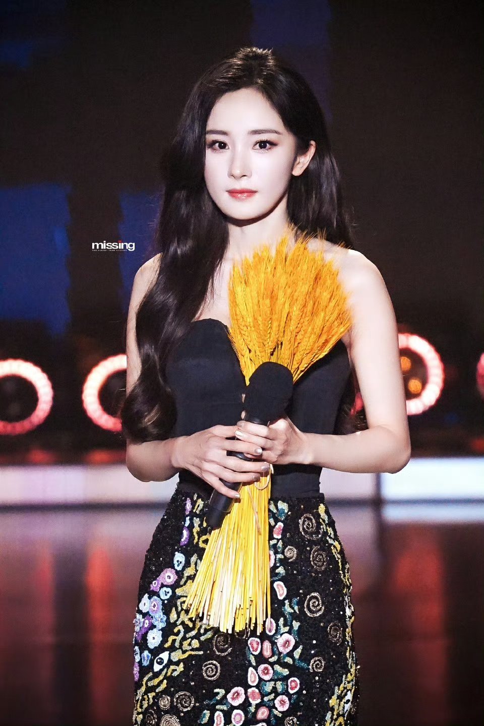 拿着麦子的杨幂带着生万物上了中国精品之夜[期待][期待]好演员靠作品说话 幂姐好