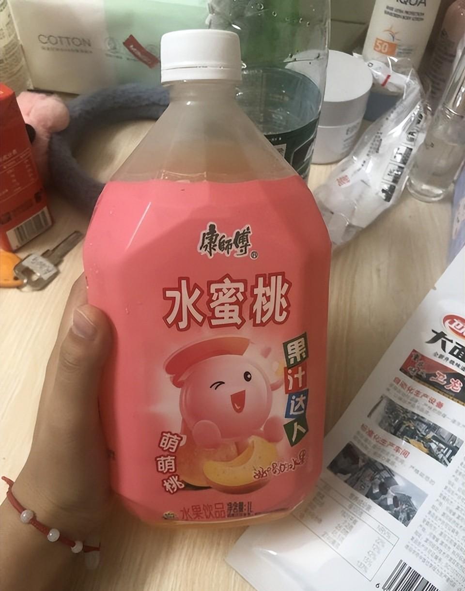 又一“国民饮料”塌房，背后全是科技与狠活
0.01克桃汁，骗了眼睛也骗了嘴，康师